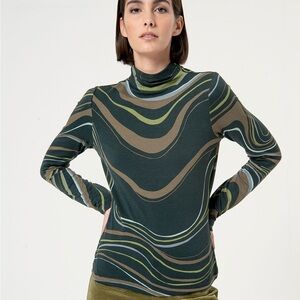 Stylish Green and Black Swirl Pattern Women's Top